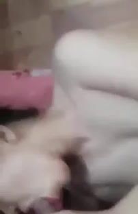 Nhỏ em kế banh lồn cho móc, nứng quá bắt em nó bú chứ không dám địt